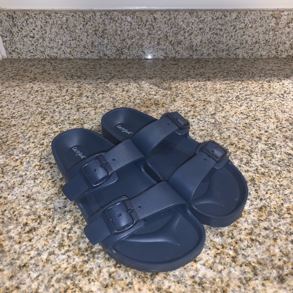 Teen’s navy sandals